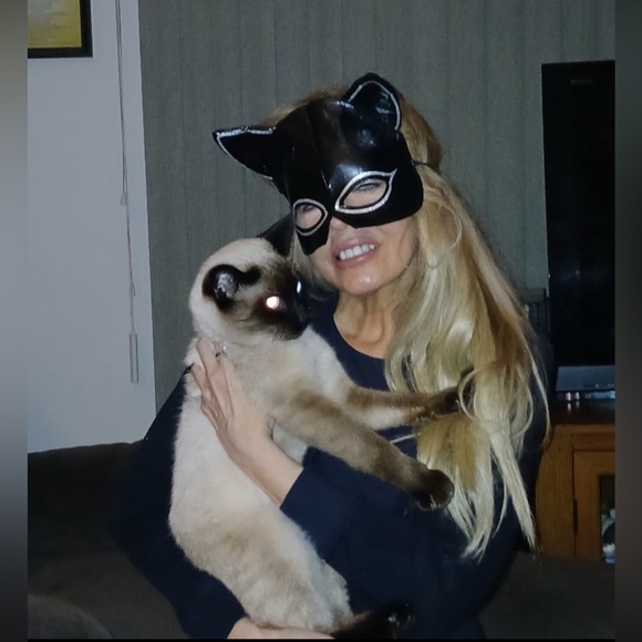 Meet your Posher, Zena Lynn - Picture 2 of 10